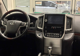 Подержанный автомобиль Toyota Land Cruiser Suv 2015 года (8 фото)