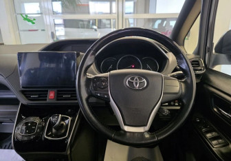 Подержанный автомобиль Toyota Voxy Minivan 2015 года (8 фото)