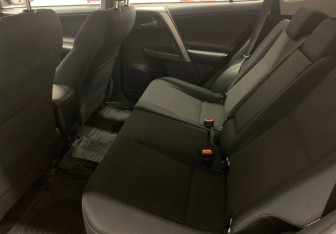 Подержанный автомобиль Toyota RAV4 2017 года (10 фото)
