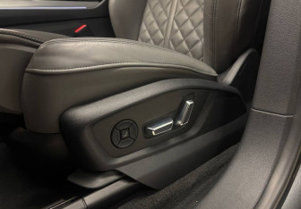 Подержанный автомобиль Audi Q8 2019 года (18 фото)