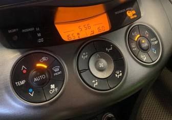 Подержанный автомобиль Toyota RAV4 2011 года (21 фото)