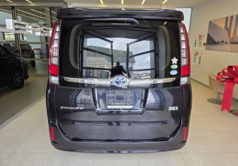 Подержанный автомобиль Toyota Voxy Minivan 2015 года (5 фото)
