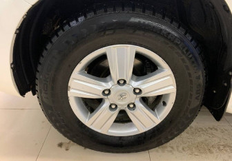 Подержанный автомобиль Toyota Land Cruiser Suv 2013 года (16 фото)
