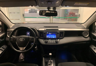 Подержанный автомобиль Toyota RAV4 2017 года (12 фото)