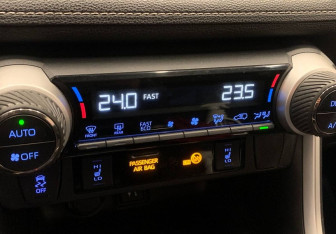 Подержанный автомобиль Toyota RAV4 2020 года (22 фото)