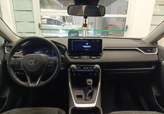 Подержанный автомобиль Toyota RAV4 2023 года (12 фото)