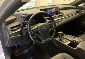 Подержанный автомобиль Lexus ES 2018 года (13 фото)