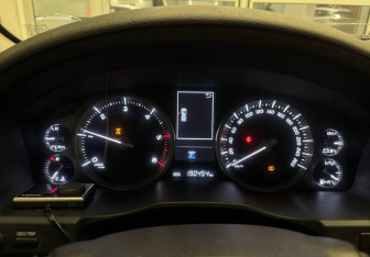 Подержанный автомобиль Toyota Land Cruiser Suv 2015 года (10 фото)