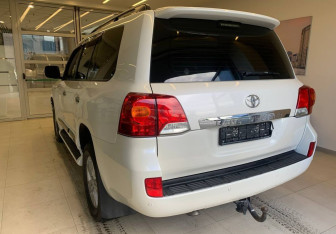 Подержанный автомобиль Toyota Land Cruiser Suv 2014 года (6 фото)