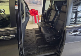 Подержанный автомобиль Toyota Voxy Minivan 2015 года (9 фото)