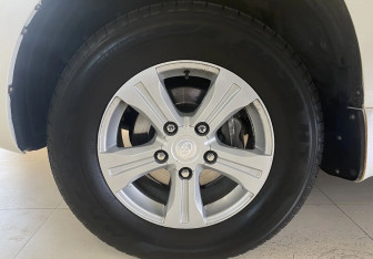 Подержанный автомобиль Toyota Land Cruiser Suv 2012 года (14 фото)