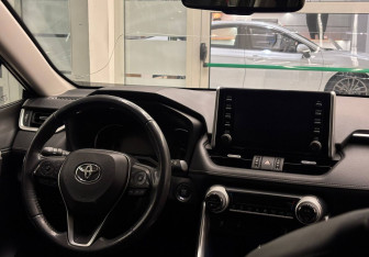 Подержанный автомобиль Toyota RAV4 2021 года (9 фото)
