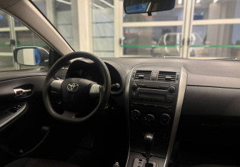 Подержанный автомобиль Toyota Corolla Sedan 2010 года (9 фото)