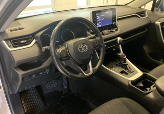Подержанный автомобиль Toyota RAV4 2021 года (13 фото)