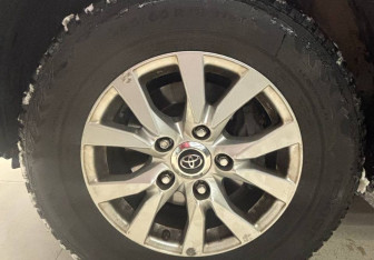 Подержанный автомобиль Toyota Land Cruiser Suv 2015 года (15 фото)