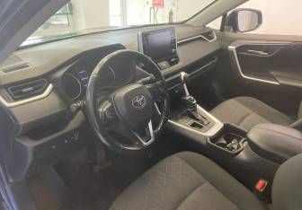 Подержанный автомобиль Toyota RAV4 2020 года (13 фото)