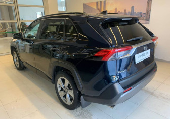 Подержанный автомобиль Toyota RAV4 2019 года (6 фото)