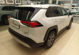 Подержанный автомобиль Toyota RAV4 2023 года (4 фото)