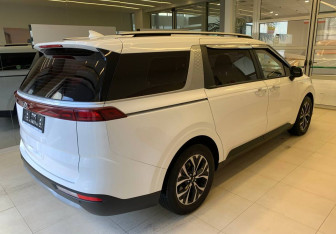 Подержанный автомобиль Kia Carnival 2021 года (4 фото)