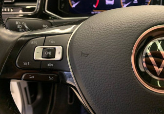 Подержанный автомобиль Volkswagen T-Roc 2020 года (18 фото)