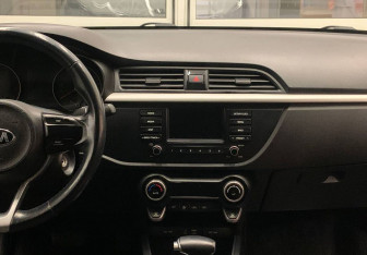 Подержанный автомобиль Kia Rio Sedan 2018 года (13 фото)