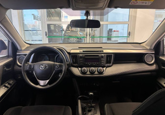 Подержанный автомобиль Toyota RAV4 2015 года (12 фото)