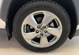 Подержанный автомобиль Toyota RAV4 2021 года (15 фото)