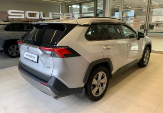 Подержанный автомобиль Toyota RAV4 2021 года (4 фото)
