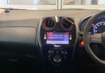 Подержанный автомобиль Nissan Note 2015 года (12 фото)