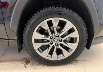 Подержанный автомобиль Toyota RAV4 2021 года (16 фото)