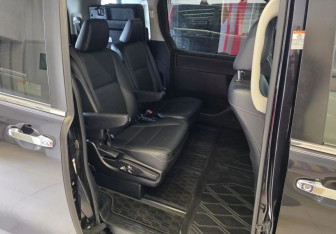 Подержанный автомобиль Toyota Voxy Minivan 2015 года (25 фото)