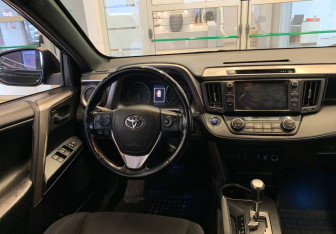 Подержанный автомобиль Toyota RAV4 2019 года (9 фото)
