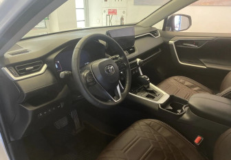 Подержанный автомобиль Toyota RAV4 2023 года (13 фото)