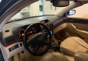 Подержанный автомобиль Toyota Avensis Liftback 2003 года (12 фото)