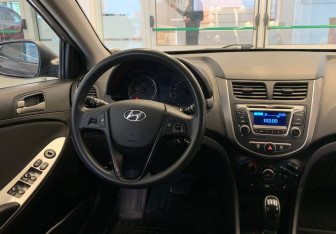 Подержанный автомобиль Hyundai Solaris Hatchback 2015 года (8 фото)