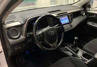 Подержанный автомобиль Toyota RAV4 2018 года (12 фото)