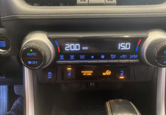 Подержанный автомобиль Toyota RAV4 2020 года (12 фото)