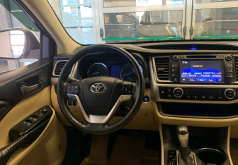 Подержанный автомобиль Toyota Highlander 2014 года (8 фото)