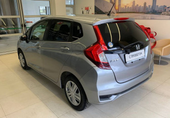 Подержанный автомобиль Honda Fit 2018 года (6 фото)