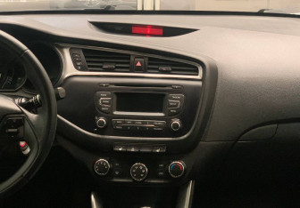 Подержанный автомобиль Kia Ceed Wagon 2018 года (19 фото)