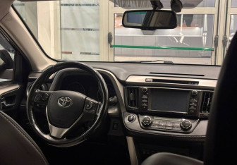 Подержанный автомобиль Toyota RAV4 2019 года (12 фото)