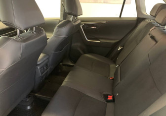 Подержанный автомобиль Toyota RAV4 2020 года (9 фото)