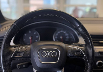 Подержанный автомобиль Audi Q7 2016 года (13 фото)