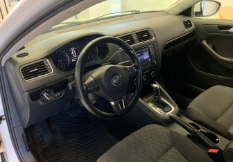 Подержанный автомобиль Volkswagen Jetta Sedan 2013 года (14 фото)