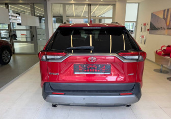 Подержанный автомобиль Toyota RAV4 2021 года (5 фото)