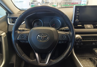 Подержанный автомобиль Toyota RAV4 2019 года (8 фото)
