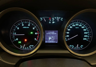 Подержанный автомобиль Toyota Land Cruiser Suv 2007 года (11 фото)