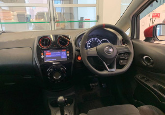 Подержанный автомобиль Nissan Note 2015 года (8 фото)