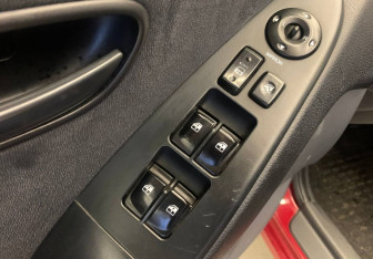 Подержанный автомобиль Hyundai Elantra Sedan 2007 года (17 фото)