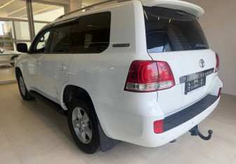 Подержанный автомобиль Toyota Land Cruiser Suv 2011 года (6 фото)